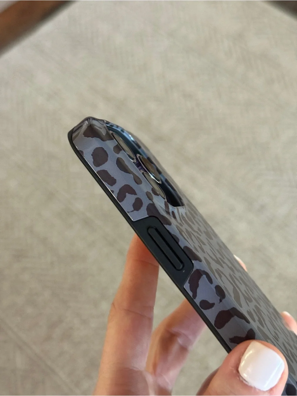 Cool Blue Grey Leopard Print MagSafe iPhone 14 Pro Case (Gloss Finish)